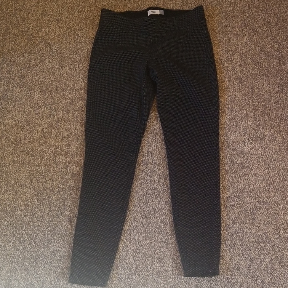 Old Navy Black &White Polka Dot leggings 🌟